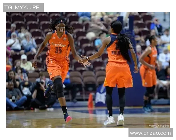 亚特兰大梦与康涅的激烈对决展现女篮实力与团队默契